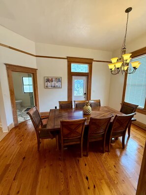 Dining - Spacious 4-bedroom 2-bathroom house by Downtown Tampa with AC and Parking (Tampa)