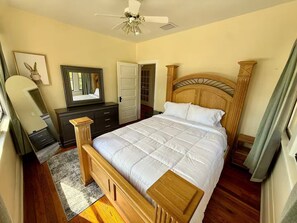 4 bedrooms, iron/ironing board, free WiFi, bed sheets - Spacious 4-bedroom 2-bathroom house by Downtown Tampa with AC and Parking (Tampa)
