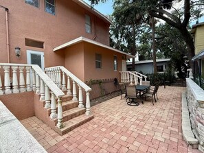 Outdoor dining - Spacious 4-bedroom 2-bathroom house by Downtown Tampa with AC and Parking (Tampa)