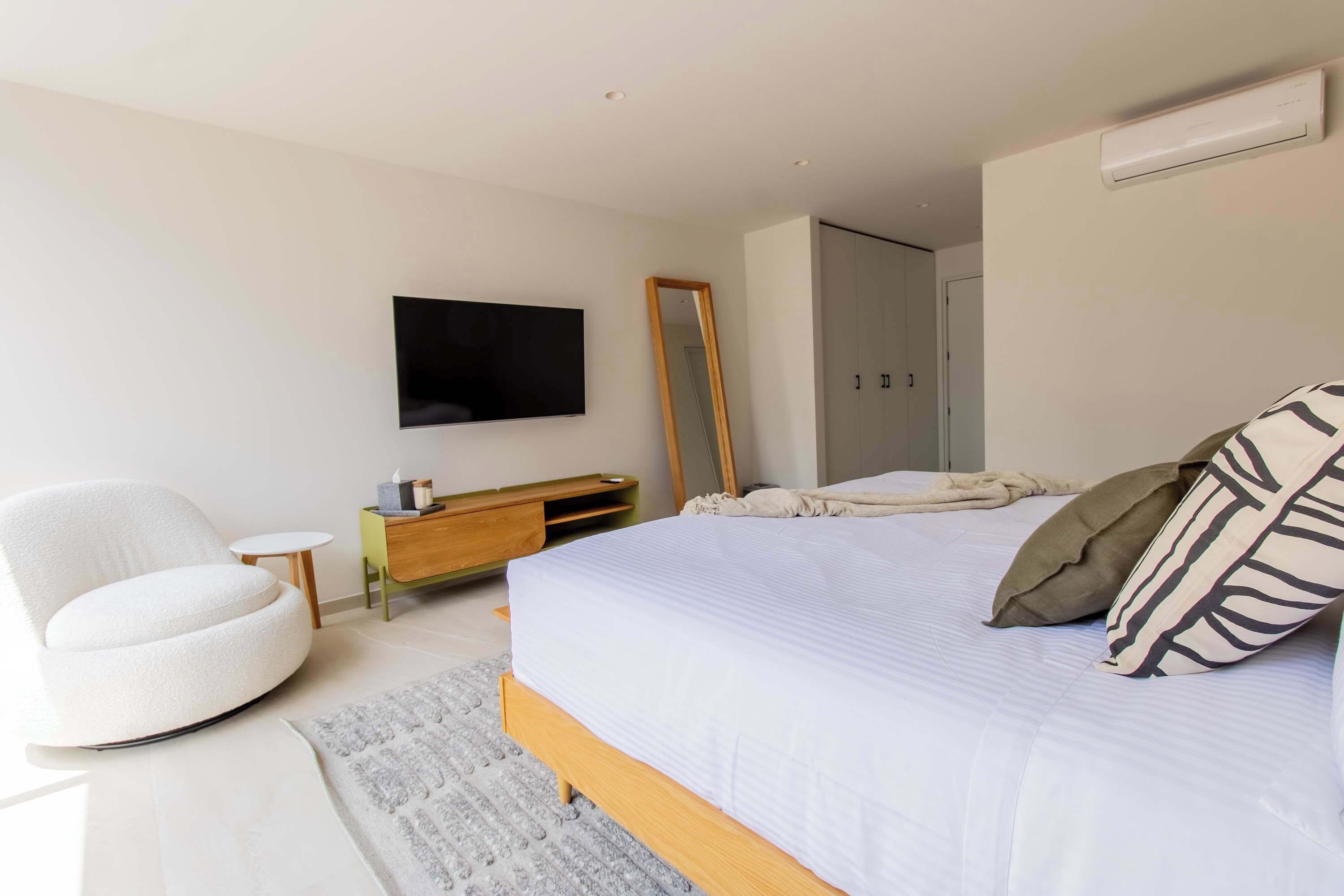 Luxury-Apartment, 2 Schlafzimmer, Stadtblick | Zimmersafe, Schreibtisch, laptopgeeigneter Arbeitsplatz