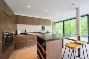 Full-sized fridge, microwave, oven, stovetop - DUM Residences (Mexico City)
