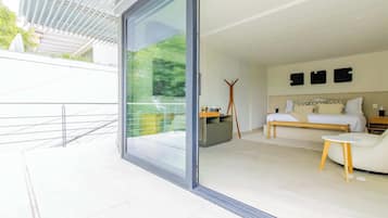 Een koelkast met diepvriezer, een microgolfoven, een oven, een kookplaat