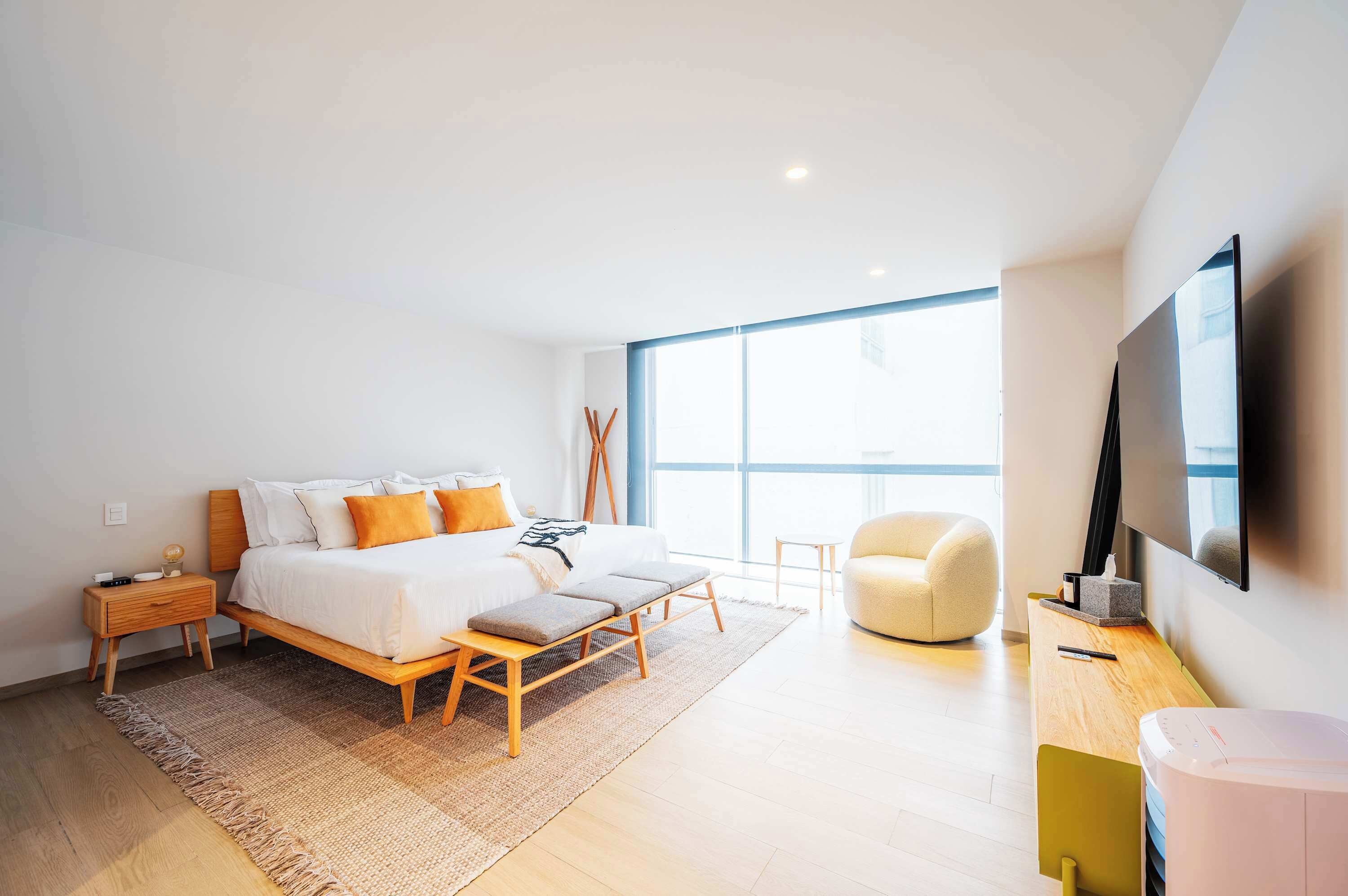 Peti besi dalam bilik, meja, ruang kerja komputer riba 