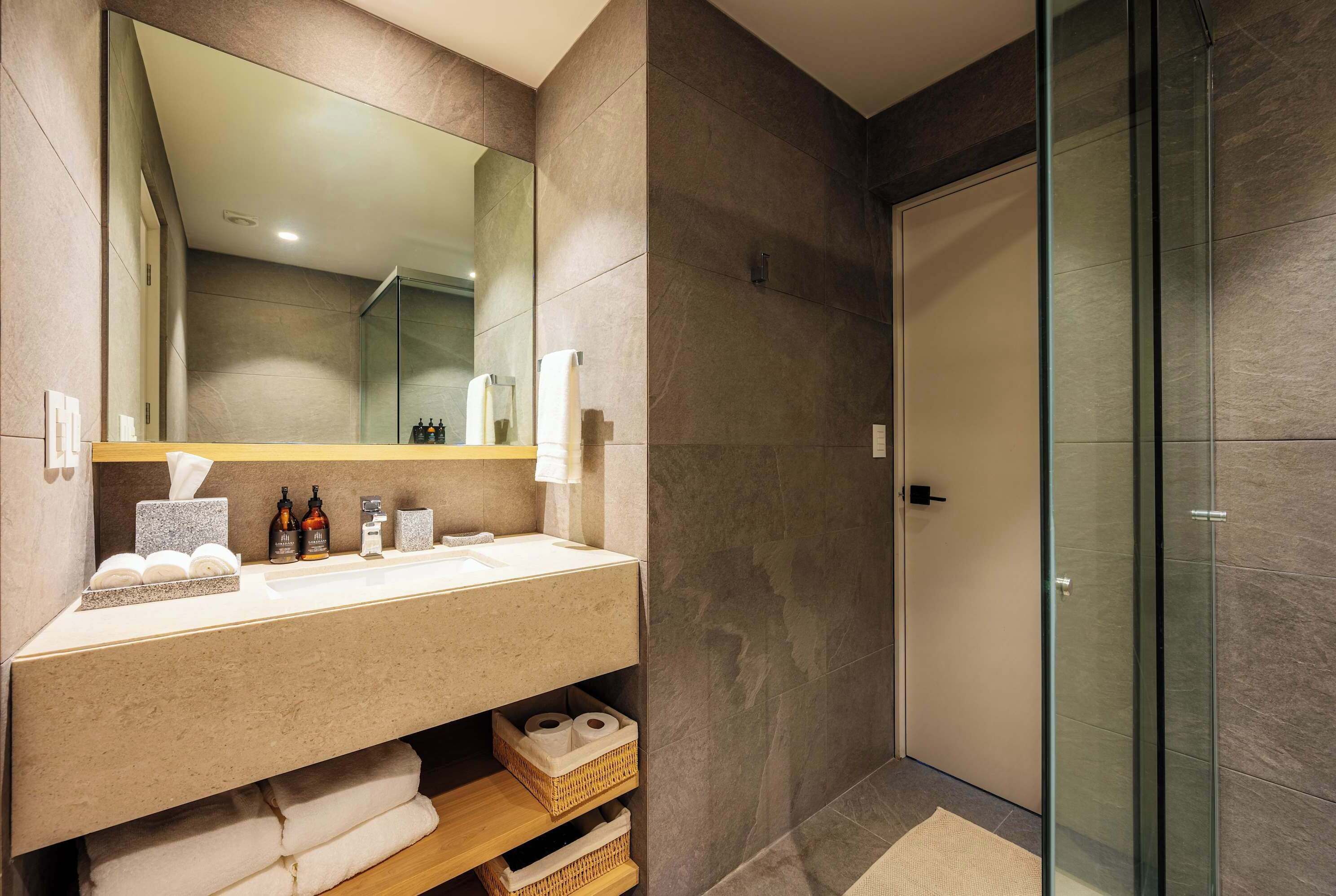 Regadera, amenidades de baño gratuitas, secadora de cabello, pantuflas 