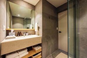 Ducha, artículos de higiene personal gratuitos y secador de pelo