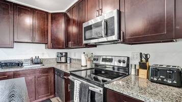 Een magnetron, een oven, een kookplaat, een vaatwasser