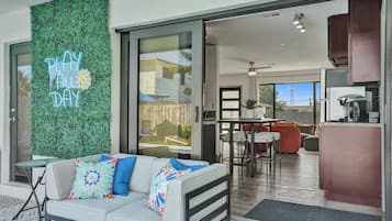 Una televisión, una chimenea