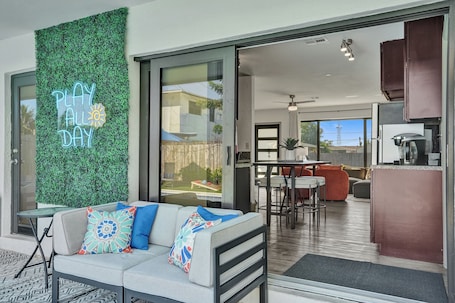 TV, fireplace. NEW Pompano Family Oasis with Pool, Fire, Lounge and close to the Beach