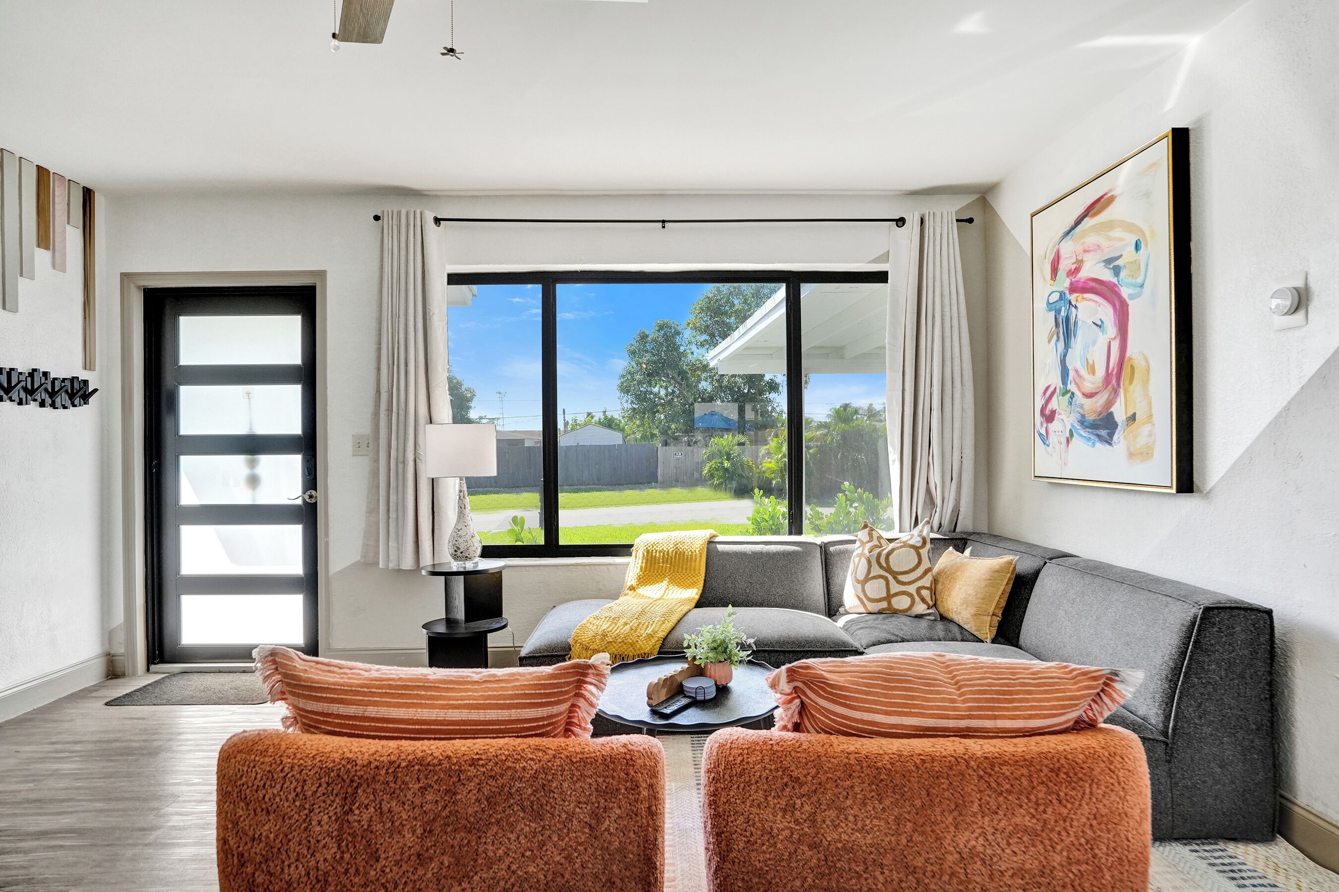 Una televisión, una chimenea