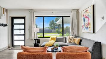 Una televisión, una chimenea