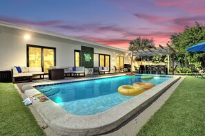 Pool - NEW Pompano Family Oasis with Pool, Fire, Lounge and close to the Beach (Pompano Beach)