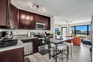 Microwave, oven, stovetop, dishwasher - NEW Pompano Family Oasis with Pool, Fire, Lounge and close to the Beach (Pompano Beach)