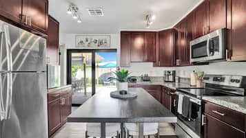 Microondas, horno, placa de cocina y lavavajillas