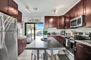 Microondas, horno, placa de cocina y lavavajillas