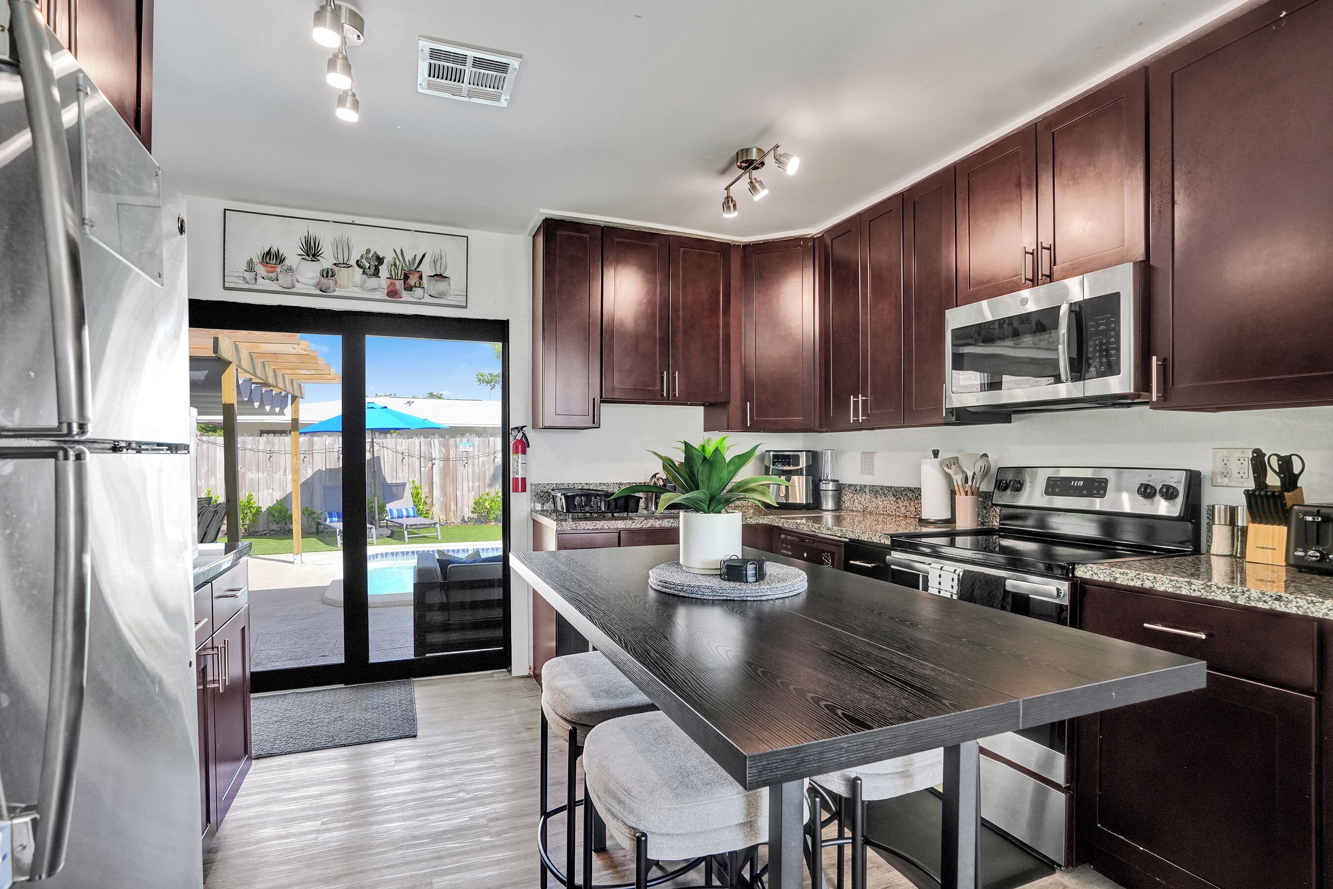 Microondas, horno, placa de cocina y lavavajillas