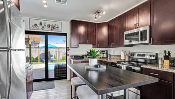 Een magnetron, een oven, een kookplaat, een vaatwasser