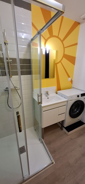 Douche, serviettes fournies, savon, papier de toilette
