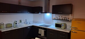 Microondas, horno, placa de cocina, lavavajillas