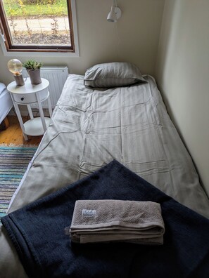 2 bedrooms, internet, bed sheets