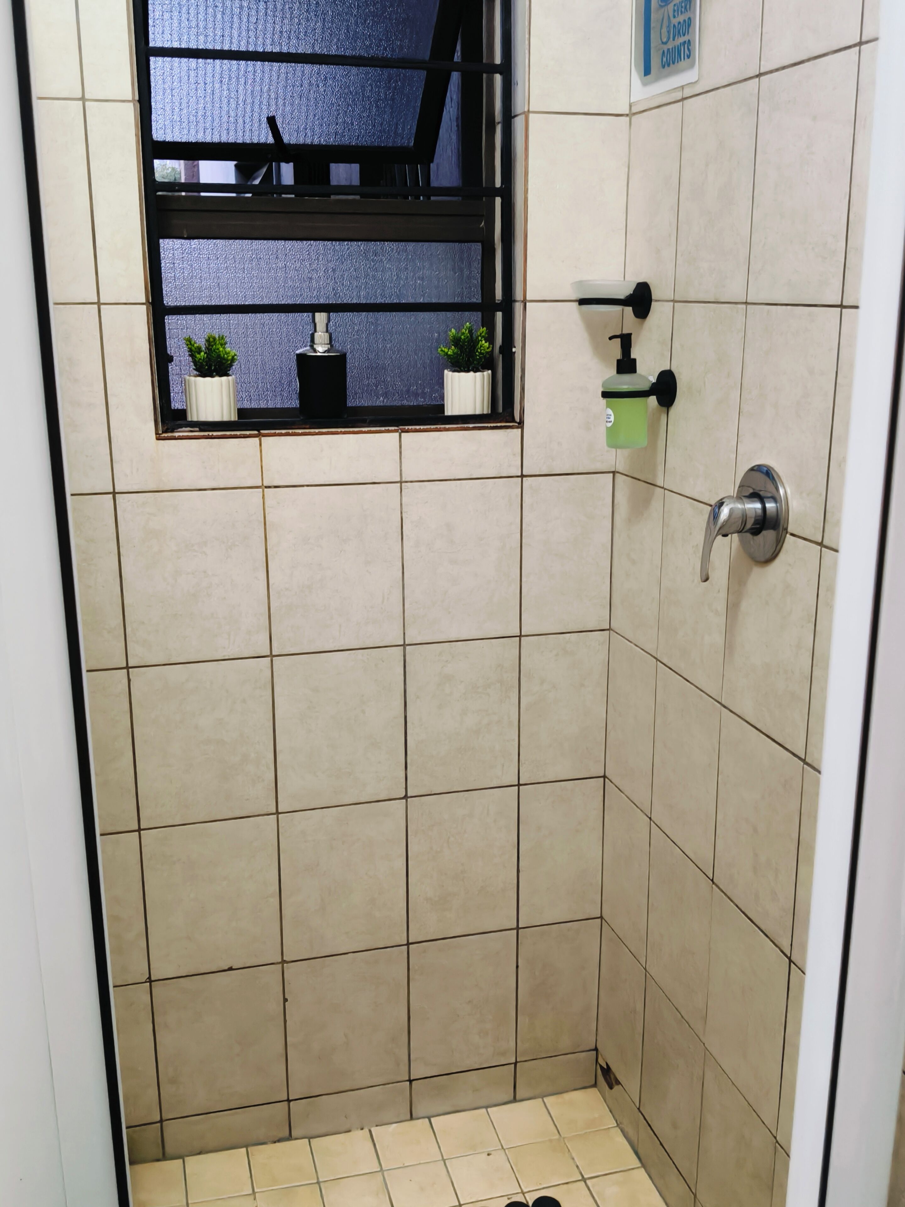Een douche, een haardroger, handdoeken, zeep