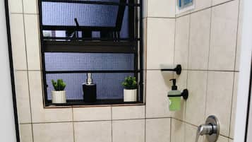 Een douche, een haardroger, handdoeken, zeep