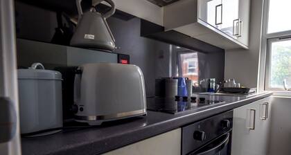 Ensuite4 Woodhouse private bath 2kitchen