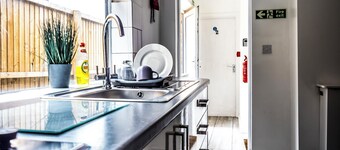 Ensuite4 Woodhouse private bath 2kitchen