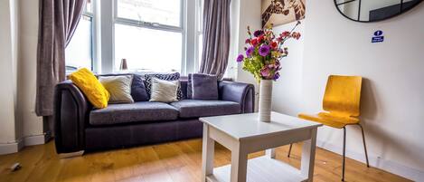 Double Room, City View | Living area