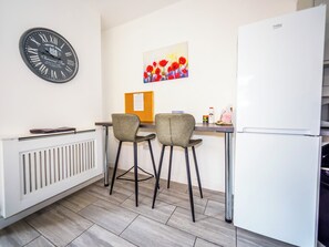 In-room dining - Ensuite4 Woodhouse private bath 2kitchen (Stoke-on-Trent)