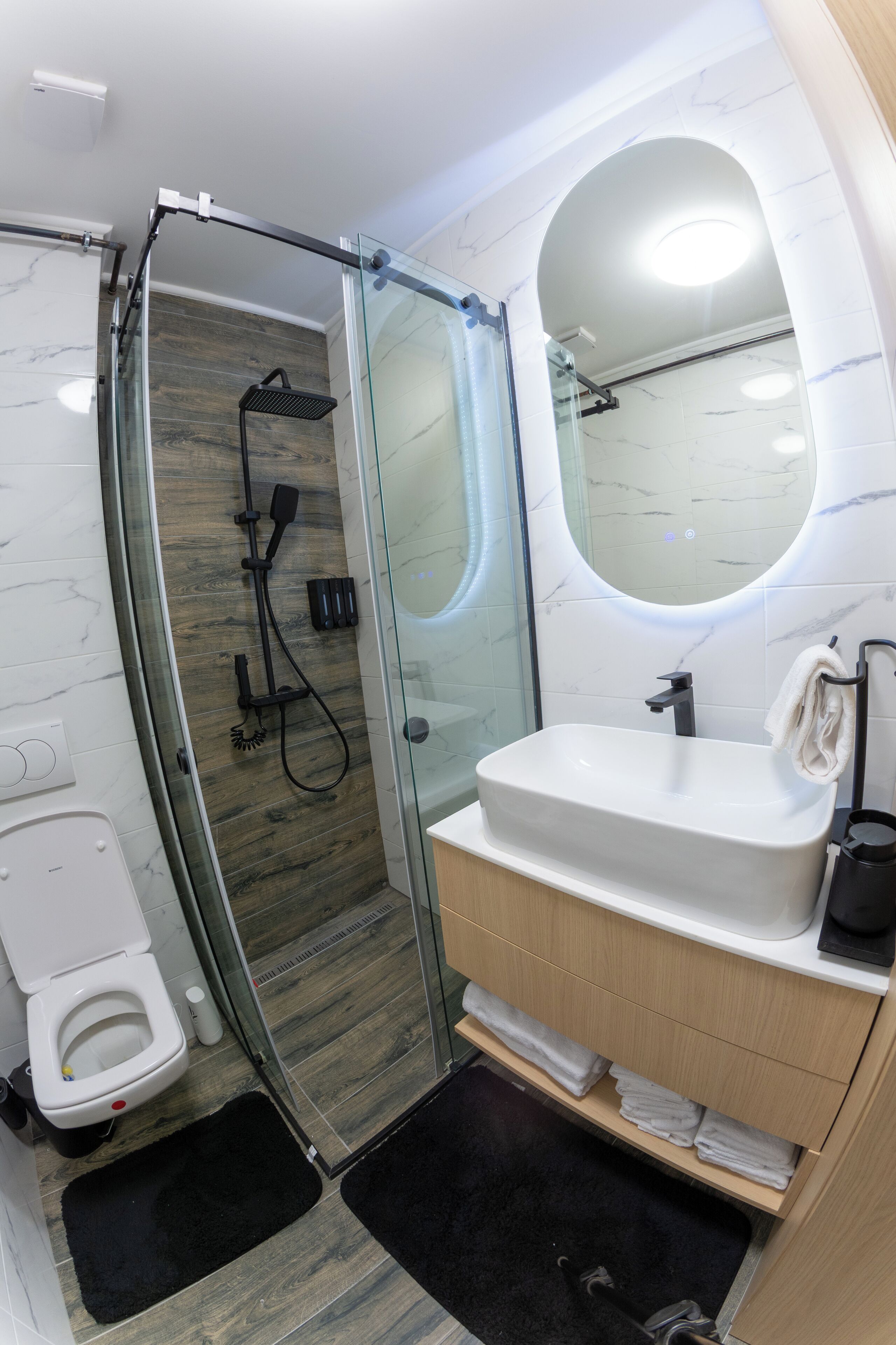 Hiustenkuivaaja, pyyhkeet, saippua, vessapaperi