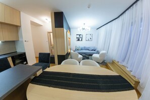 Una televisión, una chimenea