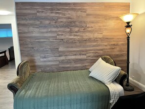 2 bedrooms, iron/ironing board, Internet, bed sheets