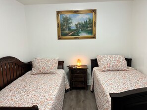 2 bedrooms, iron/ironing board, Internet, bed sheets