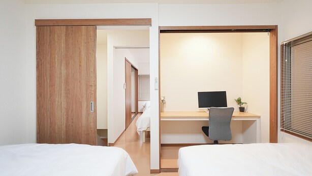 A hotel room with two beds, a desk with a computer, and a window with blinds. - Experience life in a private old private house in the heart of Tokyo｜3 bedrooms, 5 beds｜Excellent access to Akasaka, Roppongi, Ginza, Aoyama, Harajuku, Imperial Palace｜with private workspace (港区)