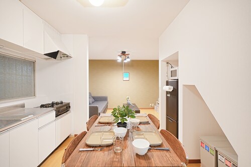 Experience life in a private old private house in the heart of Tokyo｜3 bedrooms, 5 beds｜Excellent access to Akasaka, Roppongi, Ginza, Aoyama, Harajuku, Imperial Palace｜with private workspace