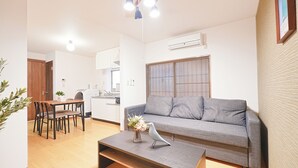 A compact living space with a dining area, a sofa, and a coffee table. - Experience life in a private old private house in the heart of Tokyo｜3 bedrooms, 5 beds｜Excellent access to Akasaka, Roppongi, Ginza, Aoyama, Harajuku, Imperial Palace｜with private workspace (港区)