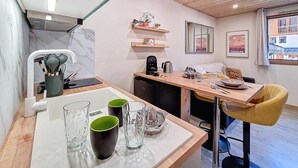 Een koffiezetapparaat/waterkoker, een koelkast, een microgolfoven