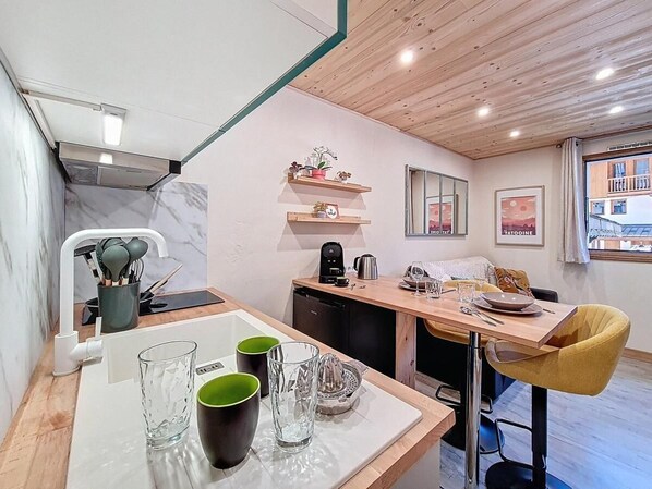 Unclassified image, 1 of 14, button - 250m from ski slopes, Ground floor, balcony, tv, ski locker, 20m², Val Thorens (Val Thorens)