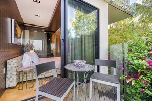 Luxe villa, Meerdere bedden, toegang tot zwembad, uitzicht op de stad (Villa Kaleida) | Balkon
