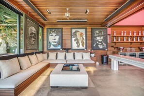 Luksushuvila, useita sänkyjä, pääsy uima-altaalle, kaupunkinäköala (Villa Kaleida) | Sisätilat