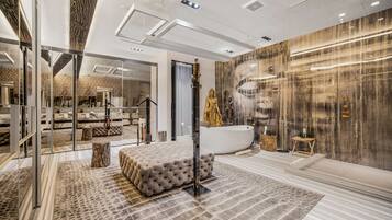 Luxury-Villa, Mehrere Betten, Poolzugang, Stadtblick (Villa Kaleida) | Badezimmer | Handtücher