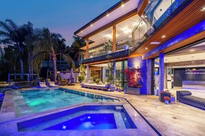 室外泳池；躺椅