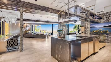 Villa de lujo, varias camas, acceso a la piscina, vistas a la ciudad (Villa Kaleida) | Interior