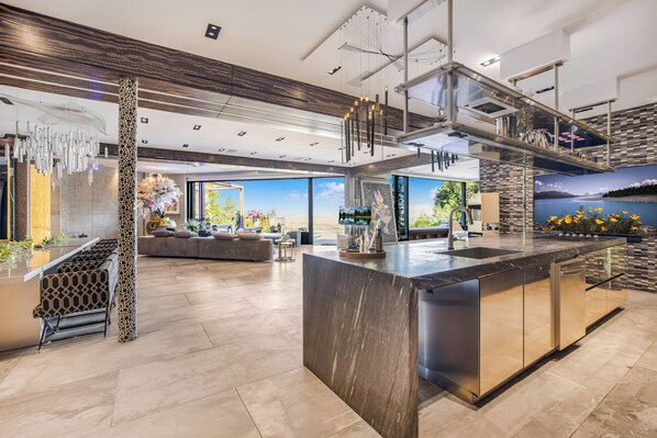 Luxe villa, Meerdere bedden, toegang tot zwembad, uitzicht op de stad (Villa Kaleida) | Interieur