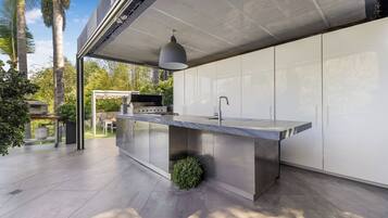 Luxury-Villa, Mehrere Betten, Poolzugang, Stadtblick (Villa Kaleida) | Terrasse/Patio