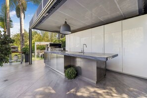 فيلا فا�خرة - عدة أسرّة - مع إمكانية استخدام المسبح - منظر للمدينة (Villa Kaleida) | شرفة/رواق