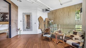 Villa de lujo, varias camas, acceso a la piscina, vistas a la ciudad (Villa Kaleida) | 5 dormitorios, decoración individual, mobiliario individual y escritorio