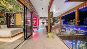 Villa de lujo, varias camas, acceso a la piscina, vistas a la ciudad (Villa Kaleida) | 5 dormitorios, decoración individual, mobiliario individual y escritorio