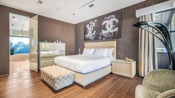 Villa Luxe, plusieurs lits, accÚs piscine, vue ville (Villa Kaleida) | 5 chambres, décoration personnalisée, ameublement personnalisé, bureau