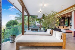 Villa de lujo, varias camas, acceso a la alberca, vista a la ciudad (Villa Kaleida) | Área de sala de estar